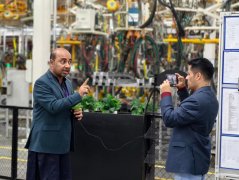 型龙门吊挥舞钢铁臂将货色精准升降
