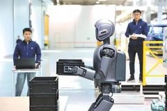 约地方车坐门口人潮涌动